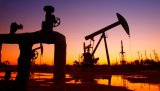 Цены на нефть достигли минимума за год