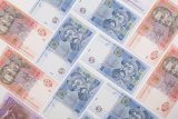 Гривня на міжбанку зміцнюється до долара та євро