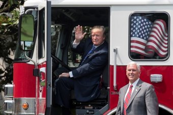 Трамп изобразил пожарного на выставке товаров США
