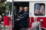 Трамп изобразил пожарного на выставке товаров США