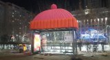 На зупинки Астани наділи кумедні шапочки