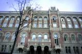 Нацбанк третий день подряд скупает доллар