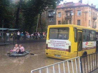 Злива у Львові: місцеві курсують містом на човнах