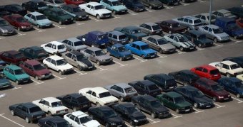 Чиновник незаконно продал более 100 государственных автомобилей