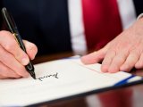 У Білому домі склеюють скотчем офіційні документи, які розриває Трамп