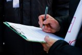 Майже половина українців назвала провальною боротьбу з корупцією
