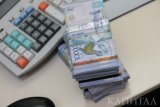На дневных торгах тенге вновь подешевел