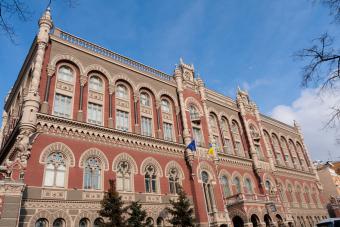НБУ продовжив обмеження продажу інвалюти фізособам і заборонив знімати готівкою інвалюту з карт