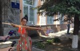 Активістка Femen, яка прийшла на допит зі списом в руках, викликає в суд Порошенка
