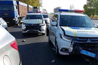 У Запоріжжі поліцейські розбили в аварії відразу три нові японські джипи