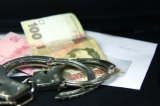 6000 грн за біометричний паспорт: під Києвом співробітник ДМС видавав документи за хабар