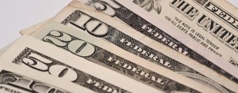 Українці збільшили продаж готівкової валюти