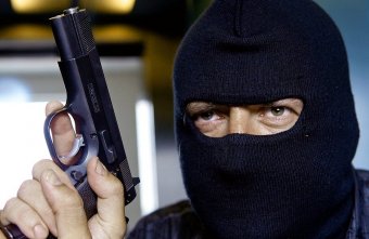 У Києві зі зброєю пограбували кредитну установу