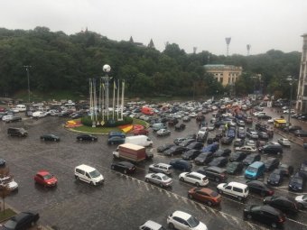 Автомобілісти перекрили рух у центрі Києва, вимагають відставки глави ДФС Мирослава Продана, глави МВС Арсена Авакова та Володимира Гройсмана