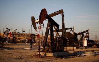 Нефть дешевеет из-за информации о неожиданном росте запасов в США