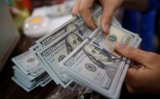Українці позбавляються від доларів, продано сотні мільйонів