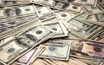 Експерти рекомендують українцям накупити валюти на два роки вперед