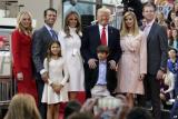 Дональду Трампу &ndash; 71. Як президент США святкував день народження