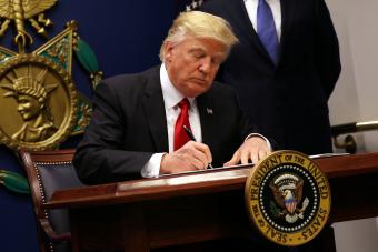 ЗМІ дізналися подробиці нової версії указу Трампа про міграцію