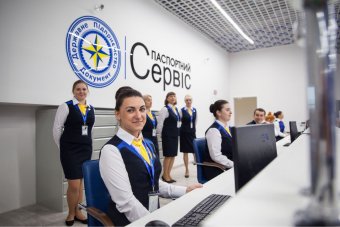 У відділеннях міграційної служби тепер можна розраховуватись карткою