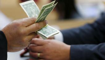 Українці з початку року продали валюти на $ 1 мільярд більше, ніж купили