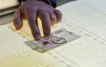 НБУ начал печатать деньги из льна
