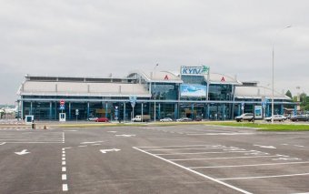 Аеропорт в Жулянах різко підняв вартість автопарковки