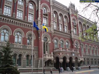 НБУ выходит на рынок с продажей валюты из-за избыточного спроса