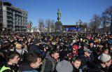 Пусть сидят дома: большинство россиян высказались против участия молодежи в митингах