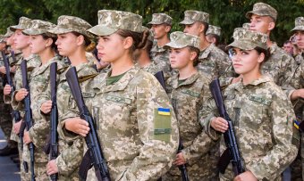 Рада дозволила жінкам проходити службу в армії на рівних правах із чоловіками