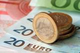 В РФ курс евро превысил показатель в 100 рублей, доллар &ndash; 80 руб.
