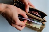 Что может позволить себе украинец на среднюю зарплату (инфографика)