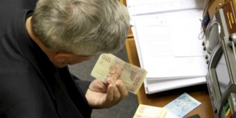 Как может измениться зарплата нардепов в следующем году - СМИ