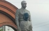 Житель Новосибирска пытался &laquo;зарубить&raquo; памятник Николаю II