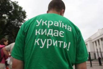 Українці почали масово скуповувати сигарети, що залишись у роздрібному продажу