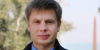 Мітингувальники закидали яйцями депутата Гончаренка під Верховною Радою