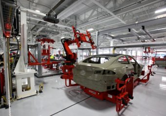 Производство электрокара Tesla &quot;спасут&quot; шесть роботов из Германии