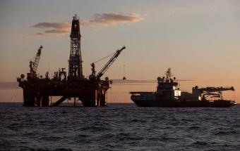 Нефть торгуется около 44 долларов