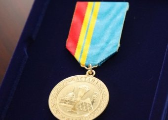Нурсултану Назарбаеву вручили медаль &laquo;20 лет Астане&raquo;
