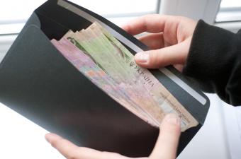 Средняя зарплата в Украине в марте выросла на 335 гривны