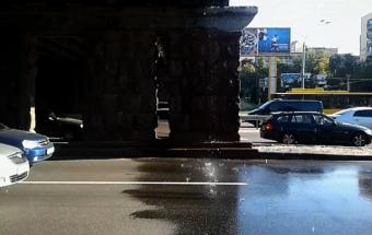 У Києві Повітрофлотський міст почав текти
