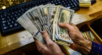 Сколько денег казахстанцы перевели за рубеж