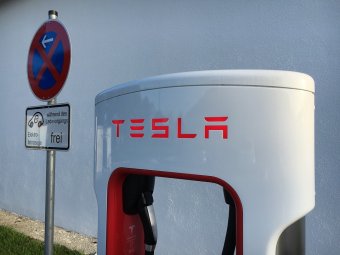 Tesla завершила 2017 год с убытком, планирует получить прибыль в этом году