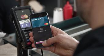 Восемь российских банков начали работать с Apple Pay