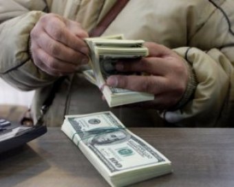 Чому українці активно скуповують валюту