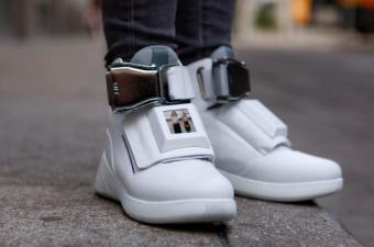 Авіакомпанія створила кросівки з Wi-Fi, USB-роз'ємом і дисплеєм