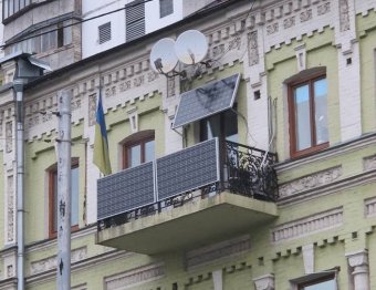 Украинцы начали устанавливать солнечные батареи на балконах