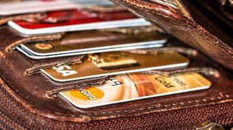 Картки Ощадбанку &laquo;відв&rsquo;яжуть&raquo; від відділень