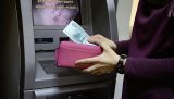 Большинство россиян не могут назвать свою зарплату достойной, показал опрос