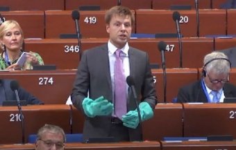 Гончаренко получил предупреждение за выступление на ПАСЕ в резиновых перчатках